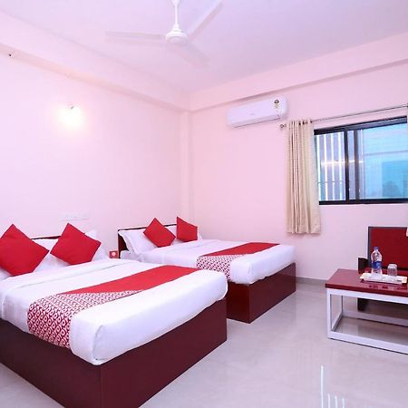 Hotel Oyo 13577 Tkr Metro Residency Kochi Exterior foto