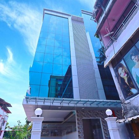 Hotel Oyo 13577 Tkr Metro Residency Kochi Exterior foto