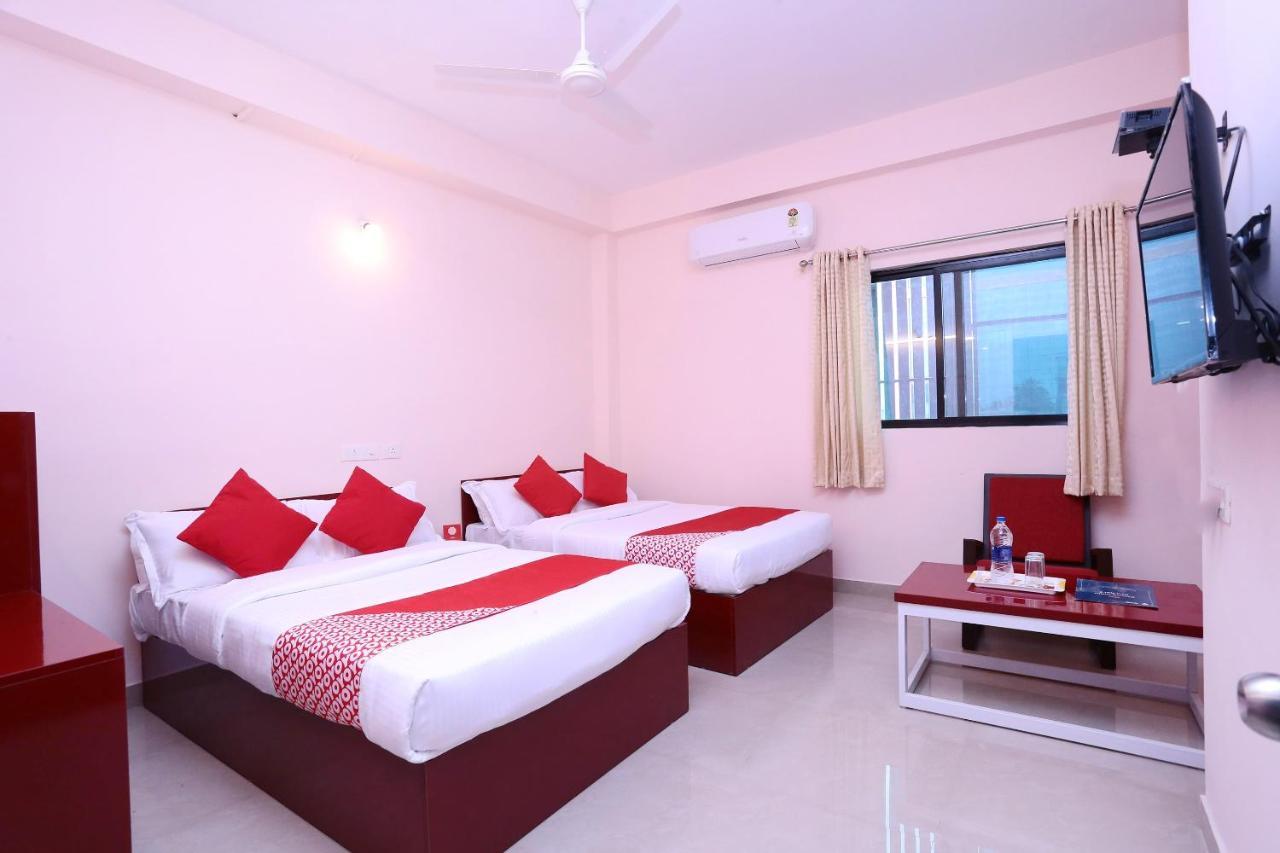 Hotel Oyo 13577 Tkr Metro Residency Kochi Exterior foto