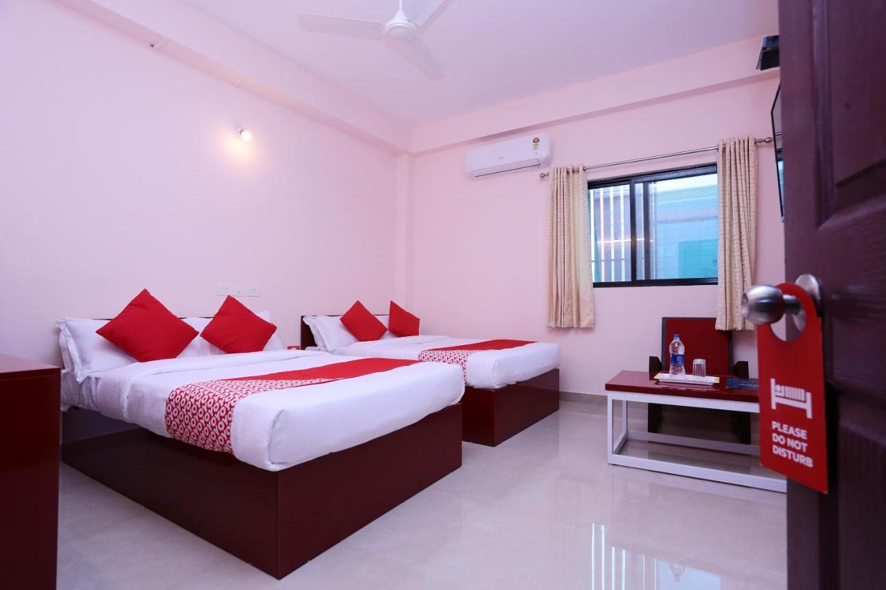 Hotel Oyo 13577 Tkr Metro Residency Kochi Exterior foto