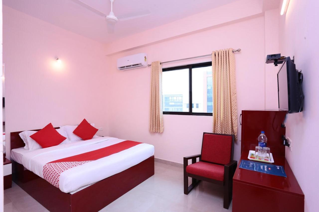 Hotel Oyo 13577 Tkr Metro Residency Kochi Exterior foto