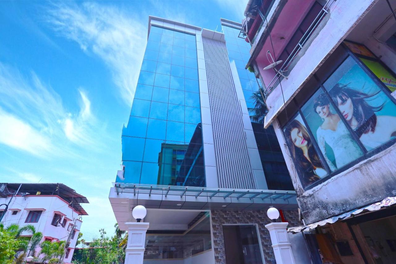 Hotel Oyo 13577 Tkr Metro Residency Kochi Exterior foto