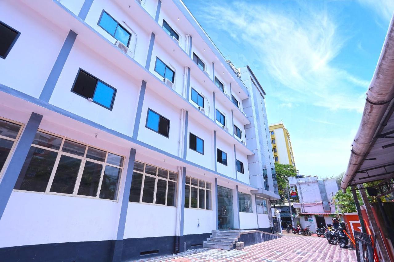 Hotel Oyo 13577 Tkr Metro Residency Kochi Exterior foto
