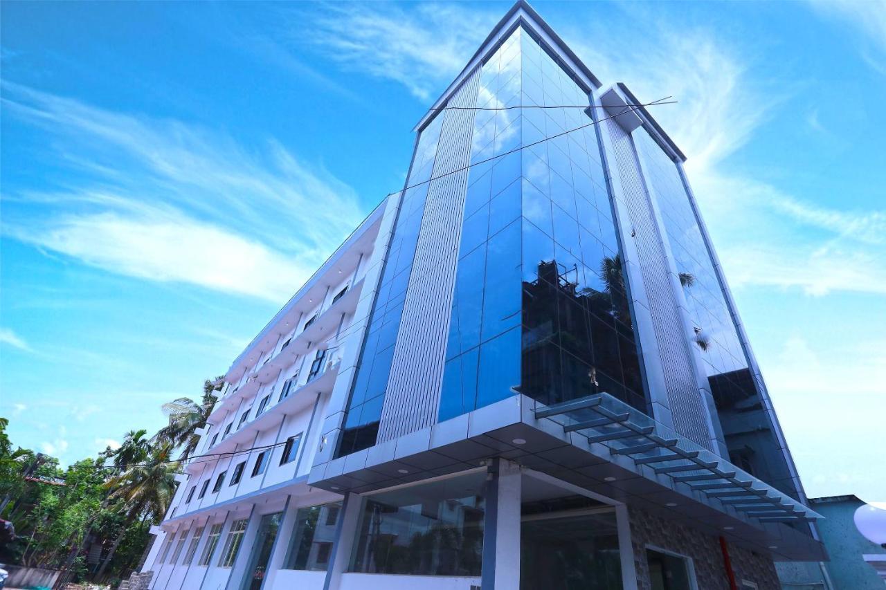 Hotel Oyo 13577 Tkr Metro Residency Kochi Exterior foto